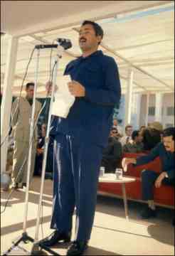 سالم ربيع علي يلقي خطابا في احد المهرجانات الحزبية في سبعينيات القرن الماضي
