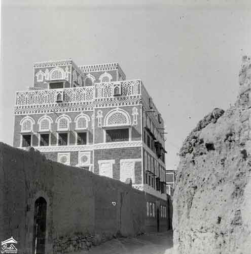 بيت حديث في صنعاء. في زاوية الطابق الثاني ، قرن غزال تميمة حظ الصوره عام1951المصور: كلودي فاين