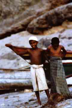 صبيان بالقرب من احد قوارب الصيد شاطئ صيرة كريتر عدن