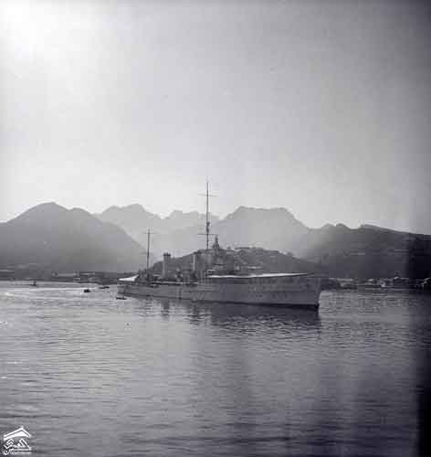 احدى السفن الحربية راسية قبالة التواهي ، في ميناء عدن عام 1930م