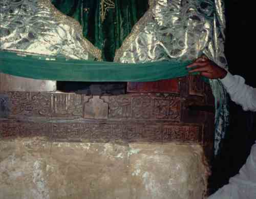 صورة نادرة من داخل مسجد العيدروس كريتر  وهنا ضريح العيدروس عدن في سبعينيات القرن الماضي