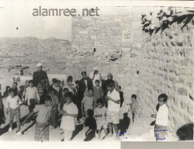 صورة قديمه لابناء ال عمرو لبعوس في بداية سبعينيات القرن الماضي
