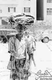 رجل يحمل أمتعته على رأسه في عدن يعد تسييج القوات البريطانية المساحة التي كان يرتاح فيها