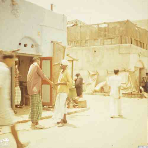احد حواري المعلا امام مقهى للصومال اواخر خمسينيات القرن الماضي