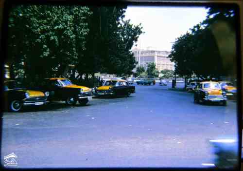 التواهي محطة التاكسيات وفي الخلفية فندق الهلال في عام 1960م