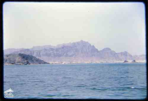 صورة للمعلا التقطت من جانب الجسر الطريق البحري