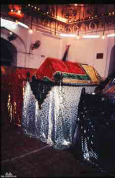 صورة نادرة من داخل مسجد العيدروس كريتر  وهنا  قبور ال العيدروس عدن في سبعينيات القرن الماضي