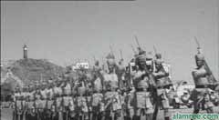 صورة للعر ض العسكري ومرور وحدات رمزية عسكريه من جيش الليوي  